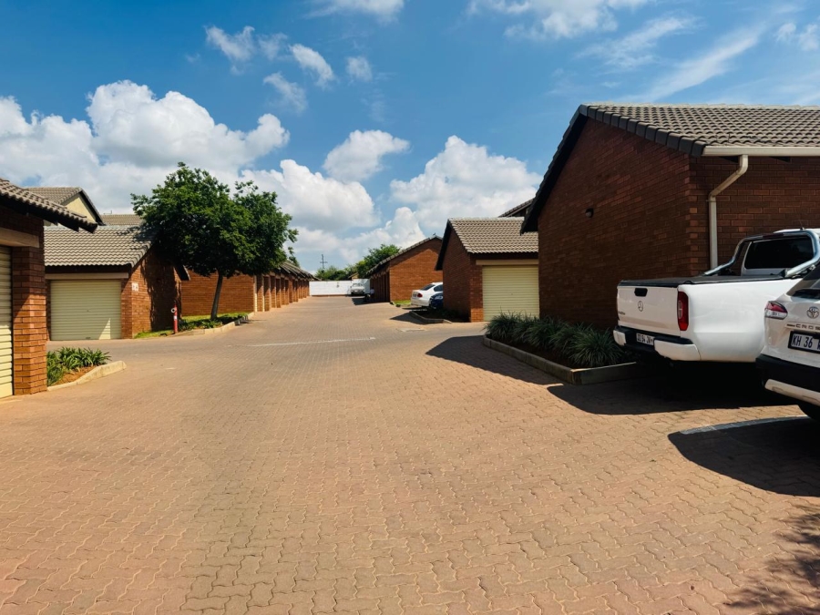 3 Bedroom Property for Sale in Noordwyk Gauteng