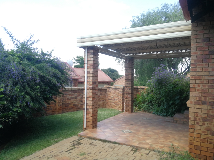 To Let 2 Bedroom Property for Rent in Faerie Glen Gauteng