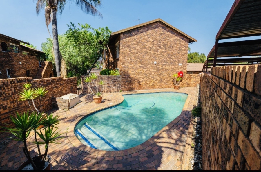 To Let 2 Bedroom Property for Rent in Vorna Valley Gauteng