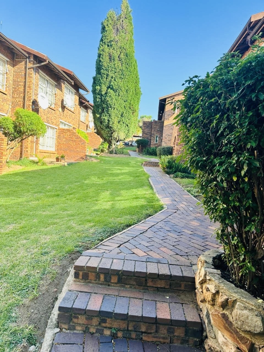 To Let 2 Bedroom Property for Rent in Vorna Valley Gauteng