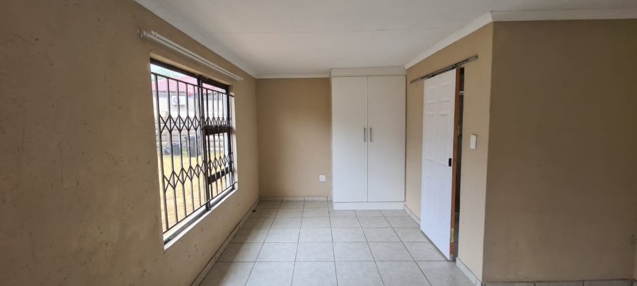 To Let 1 Bedroom Property for Rent in Crystal Park Gauteng
