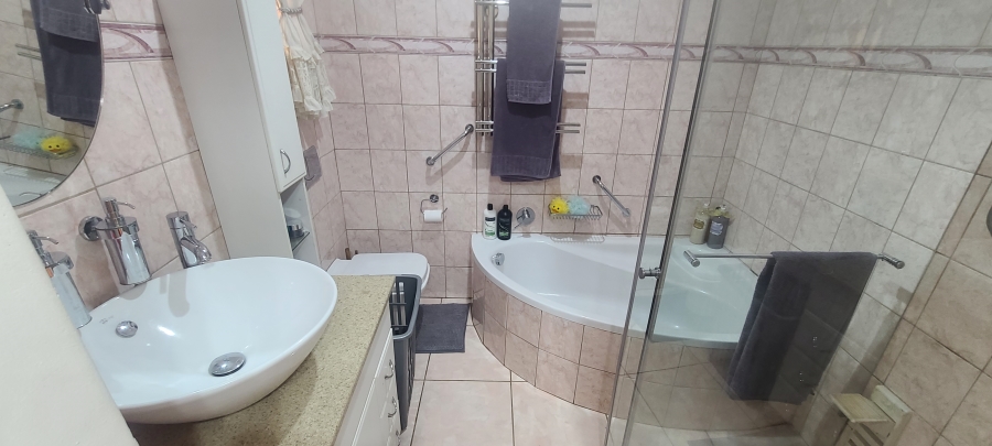 3 Bedroom Property for Sale in Edenvale Central Gauteng