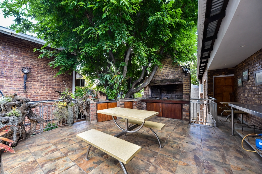 6 Bedroom Property for Sale in Riviera Gauteng