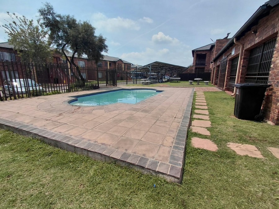 2 Bedroom Property for Sale in Sonneveld Gauteng