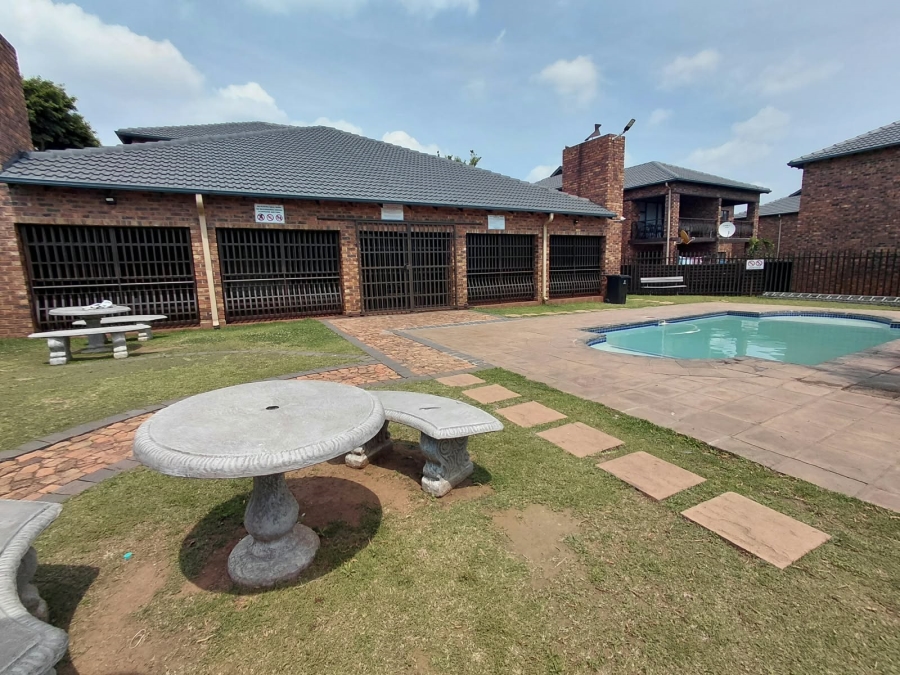 2 Bedroom Property for Sale in Sonneveld Gauteng