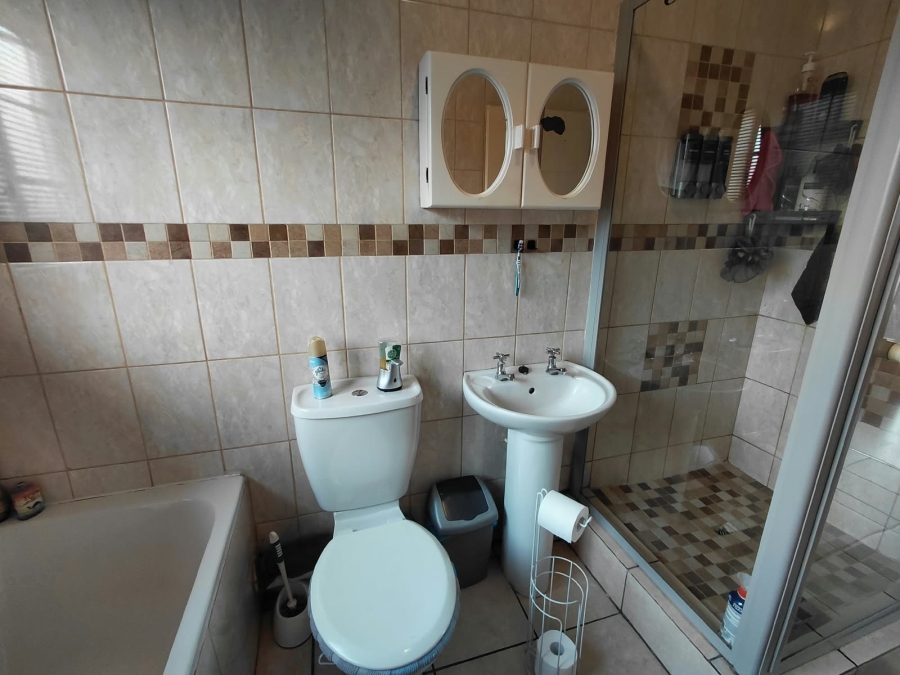 2 Bedroom Property for Sale in Sonneveld Gauteng
