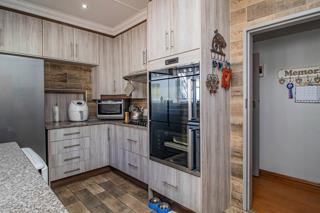 5 Bedroom Property for Sale in Glen Marais Gauteng