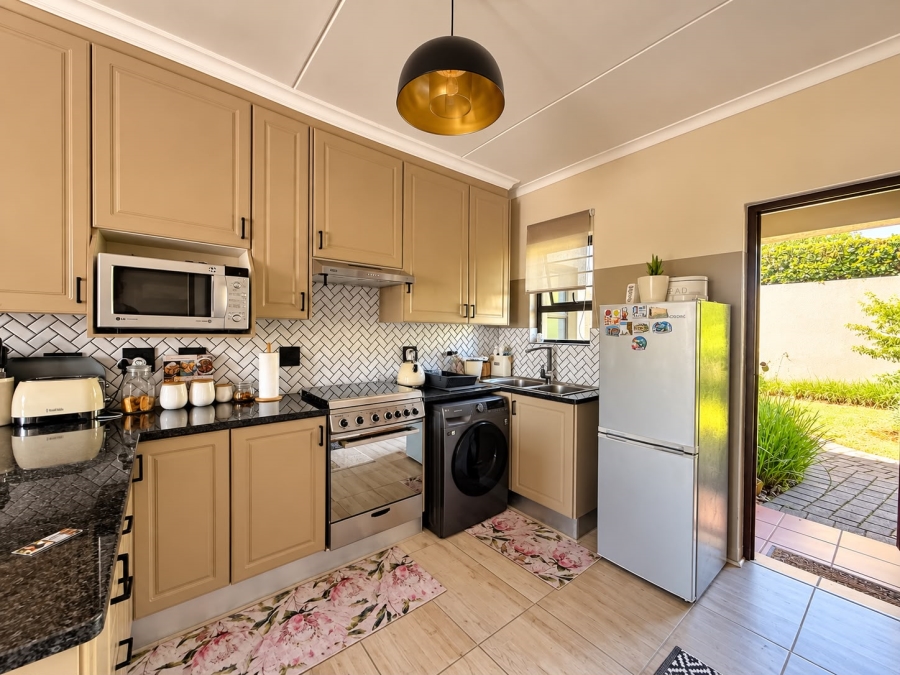 To Let 2 Bedroom Property for Rent in Broadacres Gauteng