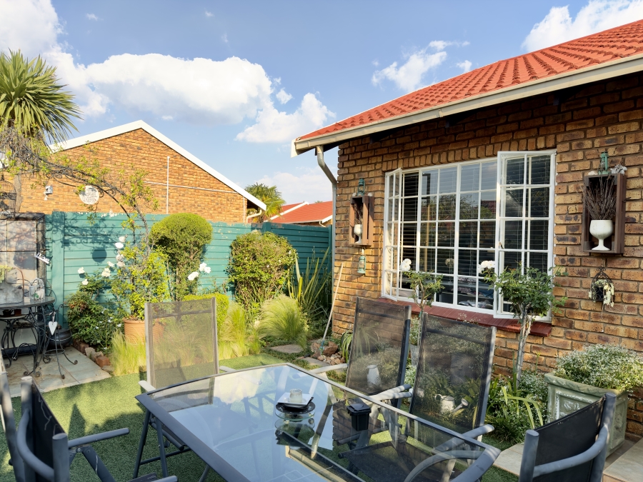2 Bedroom Property for Sale in Pierre Van Ryneveld Gauteng