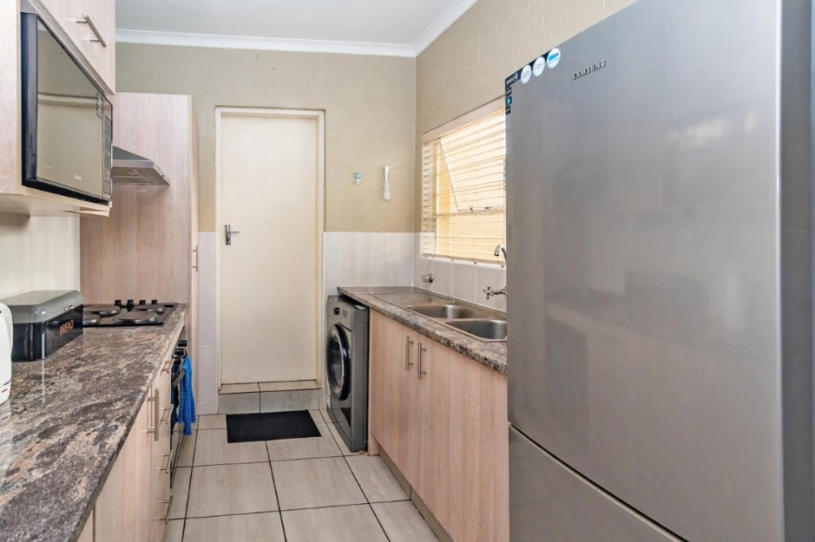 To Let 2 Bedroom Property for Rent in Strubensvallei Gauteng