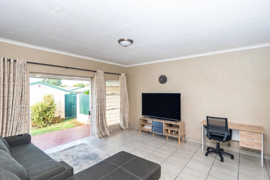 To Let 2 Bedroom Property for Rent in Strubensvallei Gauteng
