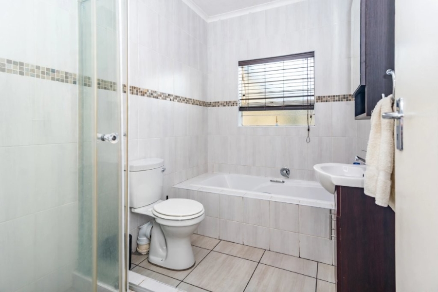 To Let 2 Bedroom Property for Rent in Strubensvallei Gauteng
