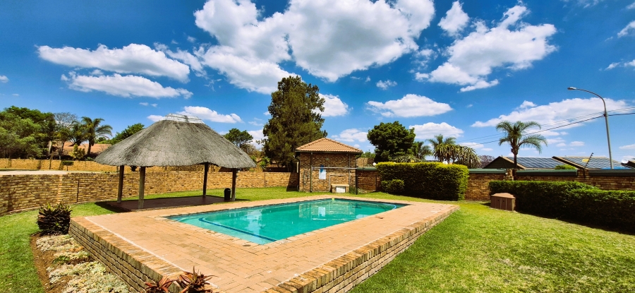 2 Bedroom Property for Sale in Die Hoewes Gauteng