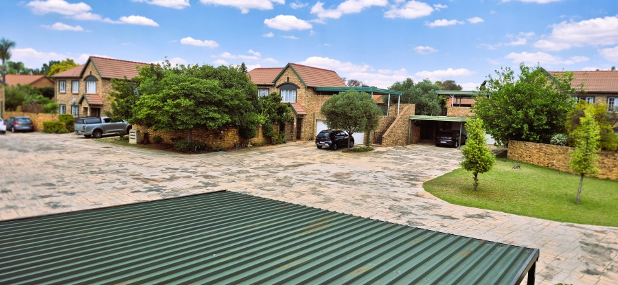 2 Bedroom Property for Sale in Die Hoewes Gauteng