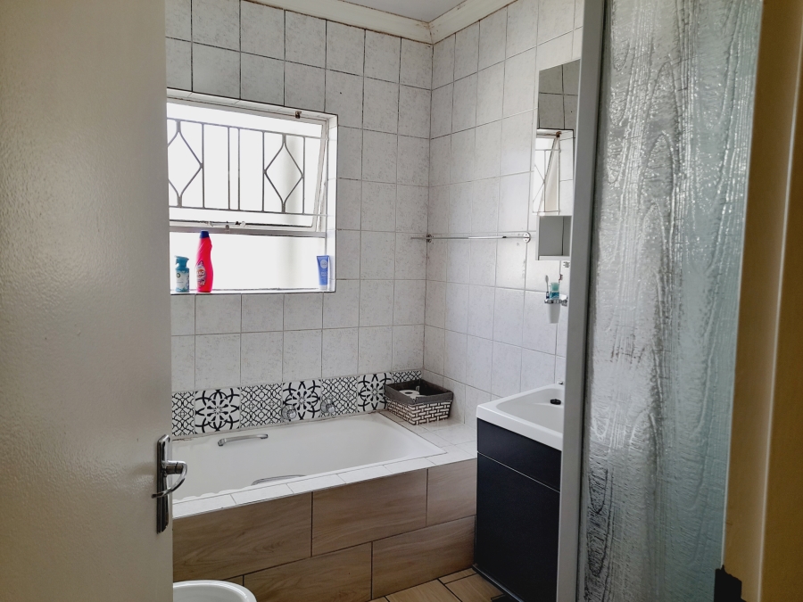 To Let 2 Bedroom Property for Rent in Vorna Valley Gauteng