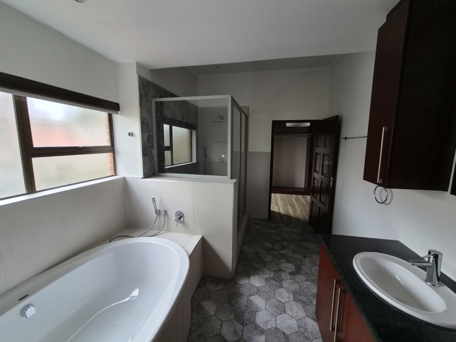 4 Bedroom Property for Sale in Greenstone Hill Gauteng