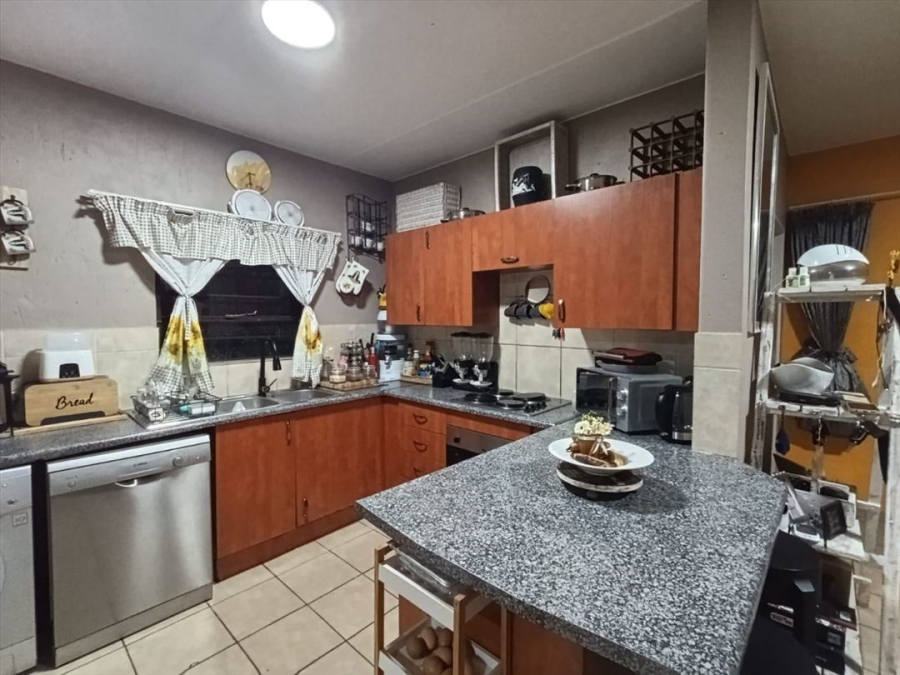 2 Bedroom Property for Sale in Bonaero Park Gauteng