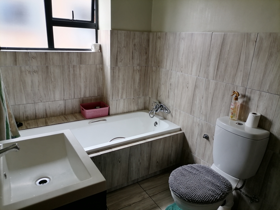 To Let 3 Bedroom Property for Rent in Noordwyk Gauteng