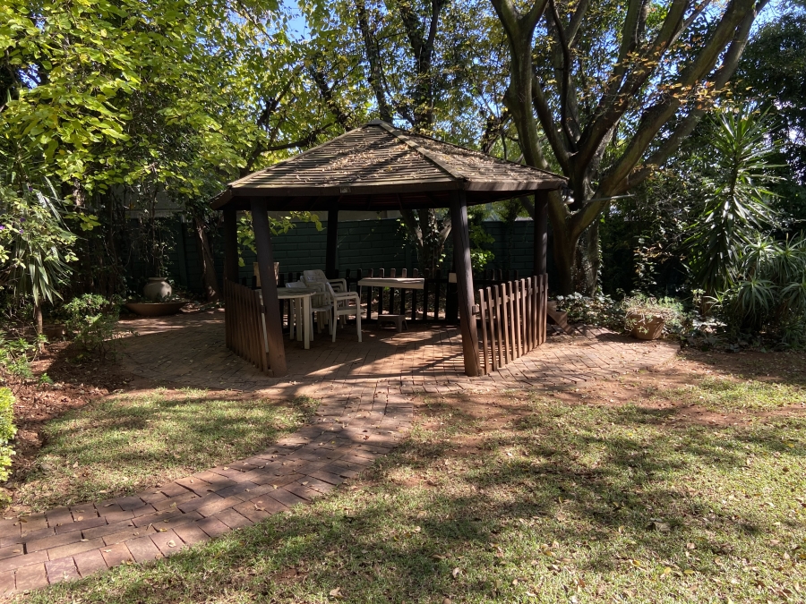 To Let 4 Bedroom Property for Rent in Linden Gauteng