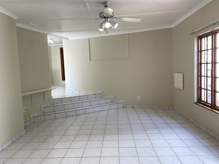 To Let 4 Bedroom Property for Rent in Linden Gauteng