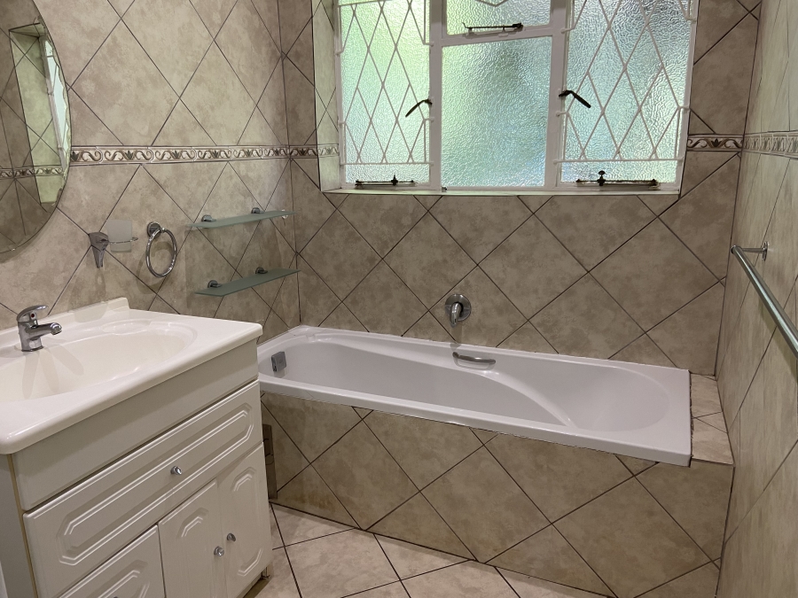 To Let 4 Bedroom Property for Rent in Linden Gauteng