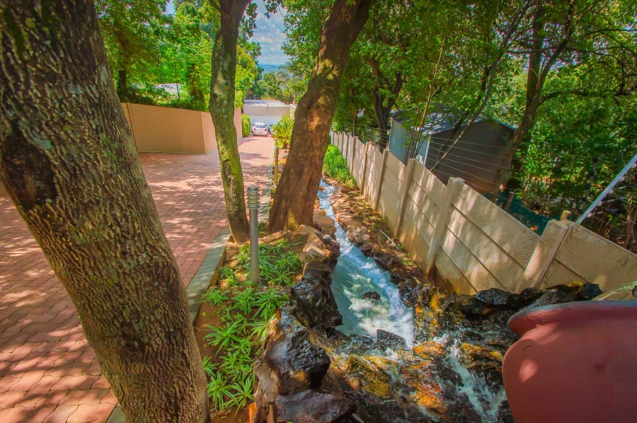 6 Bedroom Property for Sale in Little Falls Gauteng