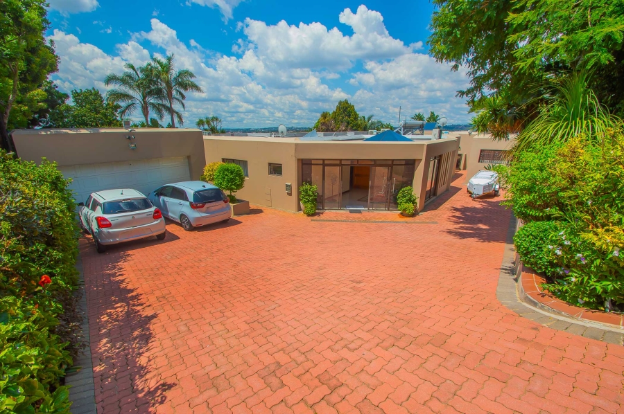 6 Bedroom Property for Sale in Little Falls Gauteng