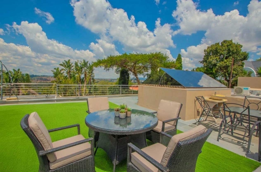 6 Bedroom Property for Sale in Little Falls Gauteng
