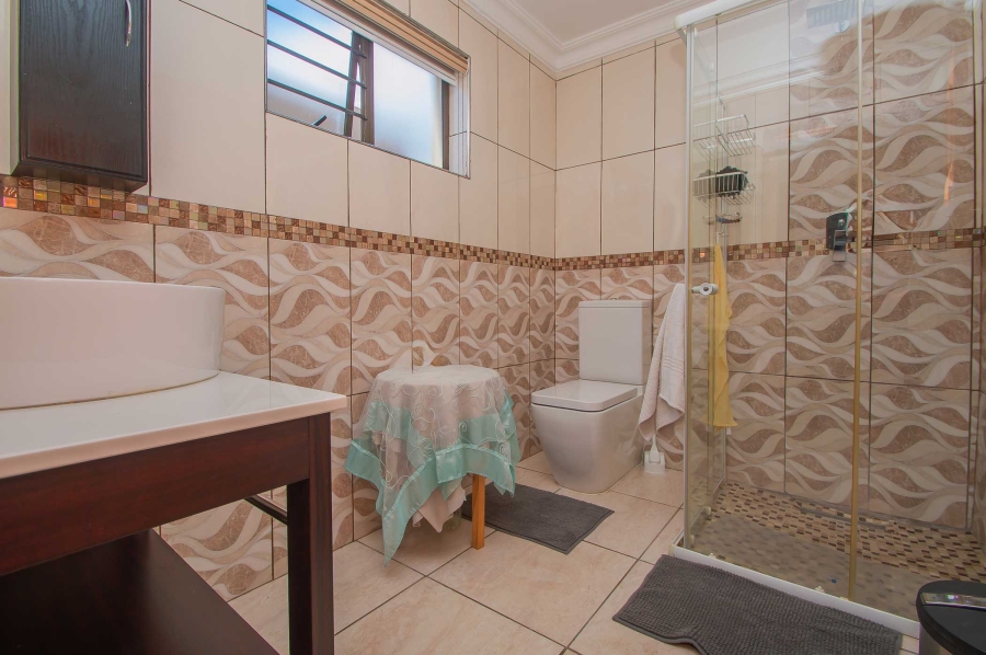 6 Bedroom Property for Sale in Little Falls Gauteng