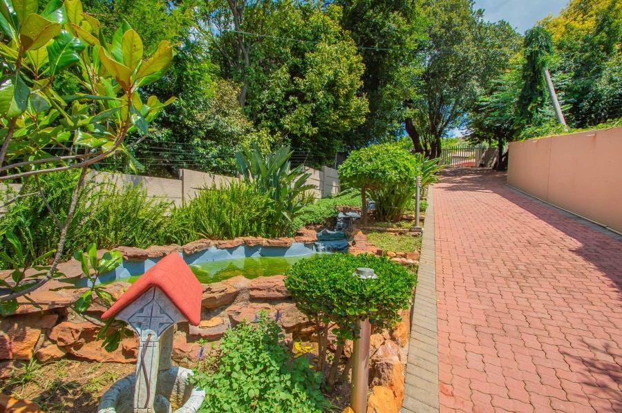 6 Bedroom Property for Sale in Little Falls Gauteng