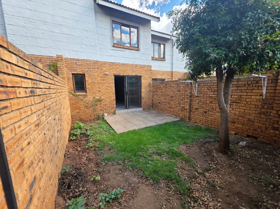 2 Bedroom Property for Sale in Blue Hills AH Gauteng
