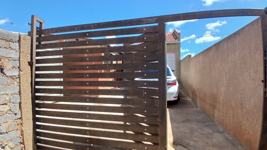 1 Bedroom Property for Sale in Mohlakeng Gauteng
