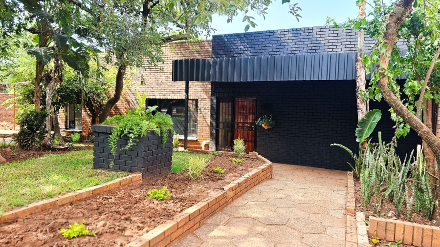 4 Bedroom Property for Sale in Florauna Gauteng