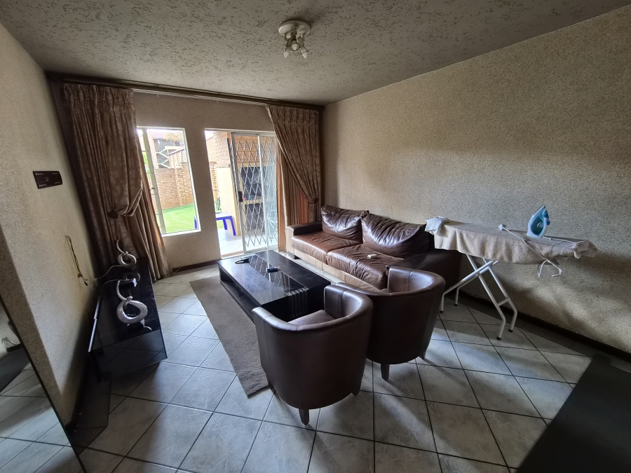 2 Bedroom Property for Sale in Die Hoewes Gauteng