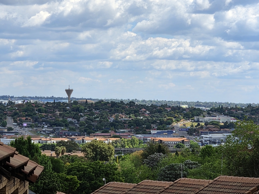 2 Bedroom Property for Sale in Die Hoewes Gauteng