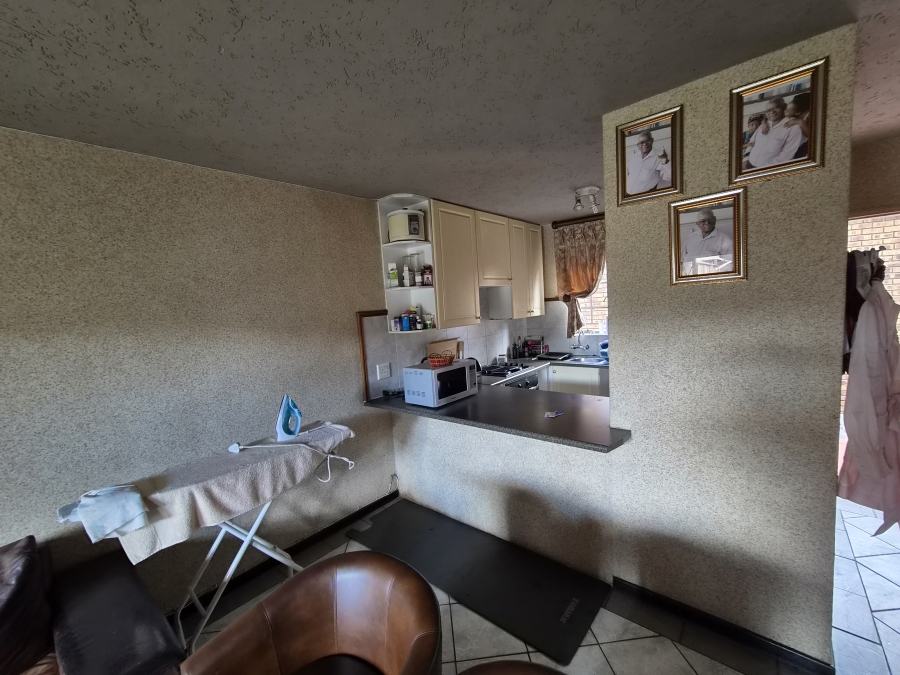 2 Bedroom Property for Sale in Die Hoewes Gauteng