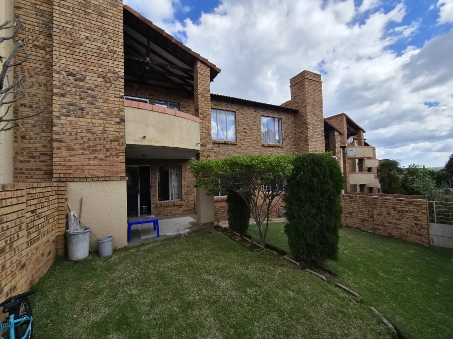 2 Bedroom Property for Sale in Die Hoewes Gauteng