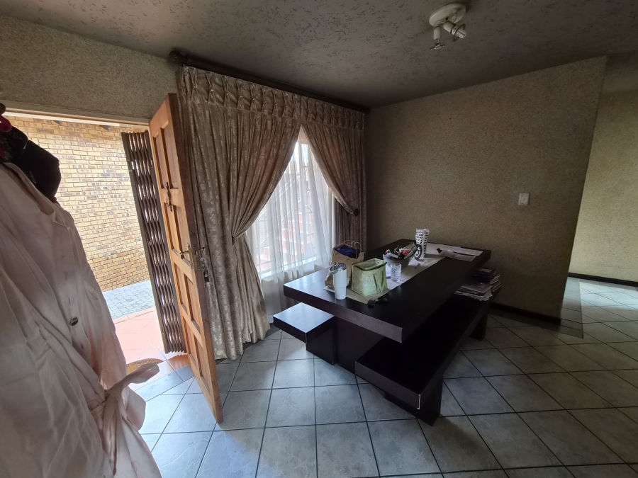 2 Bedroom Property for Sale in Die Hoewes Gauteng