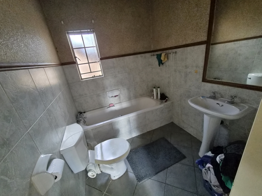 2 Bedroom Property for Sale in Die Hoewes Gauteng