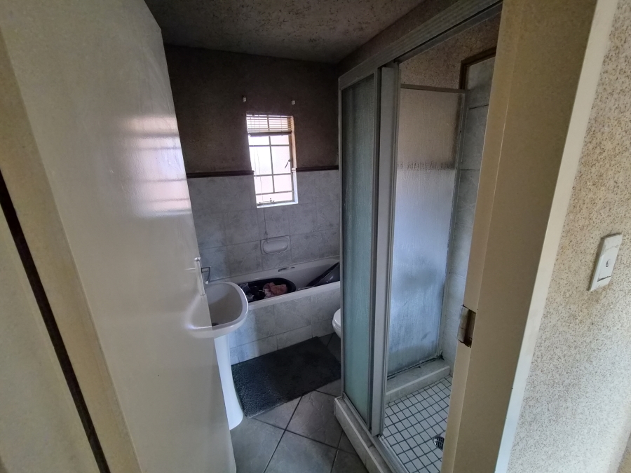 2 Bedroom Property for Sale in Die Hoewes Gauteng