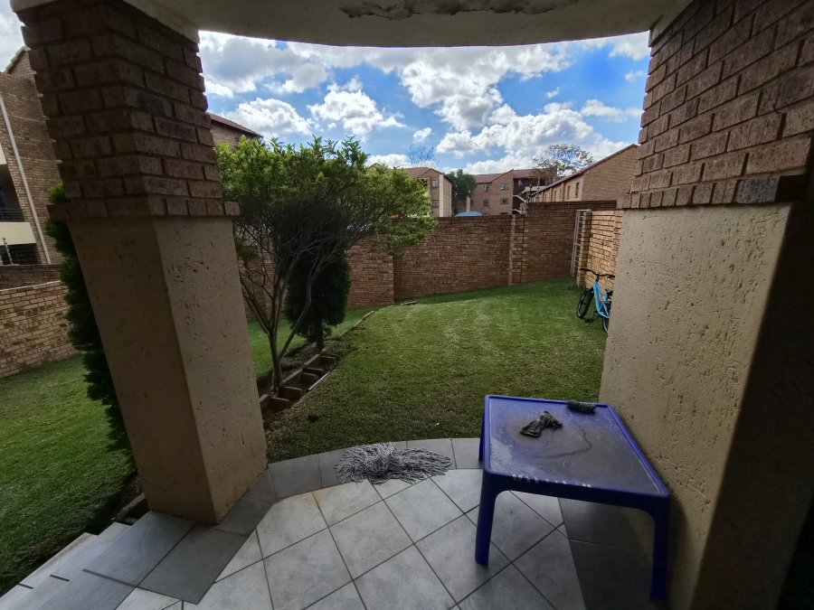 2 Bedroom Property for Sale in Die Hoewes Gauteng