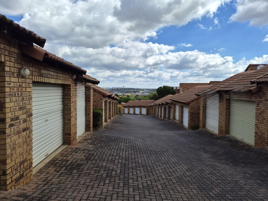 2 Bedroom Property for Sale in Die Hoewes Gauteng