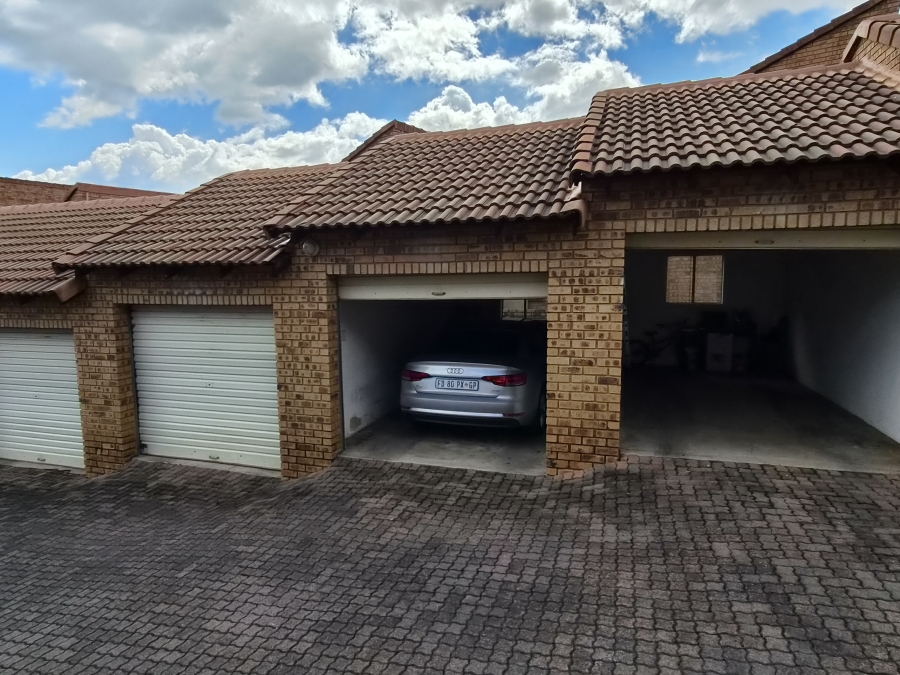 2 Bedroom Property for Sale in Die Hoewes Gauteng