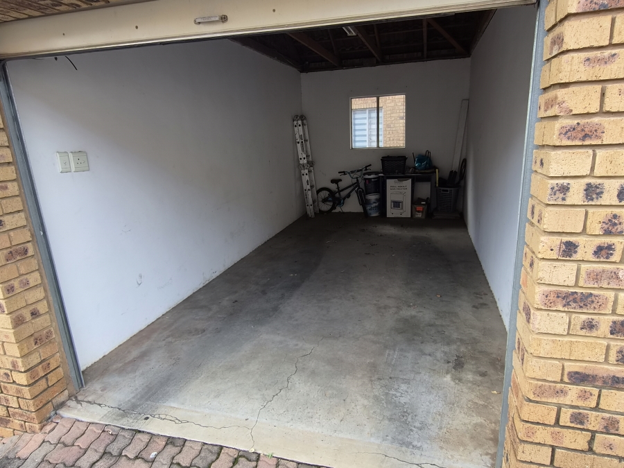 2 Bedroom Property for Sale in Die Hoewes Gauteng