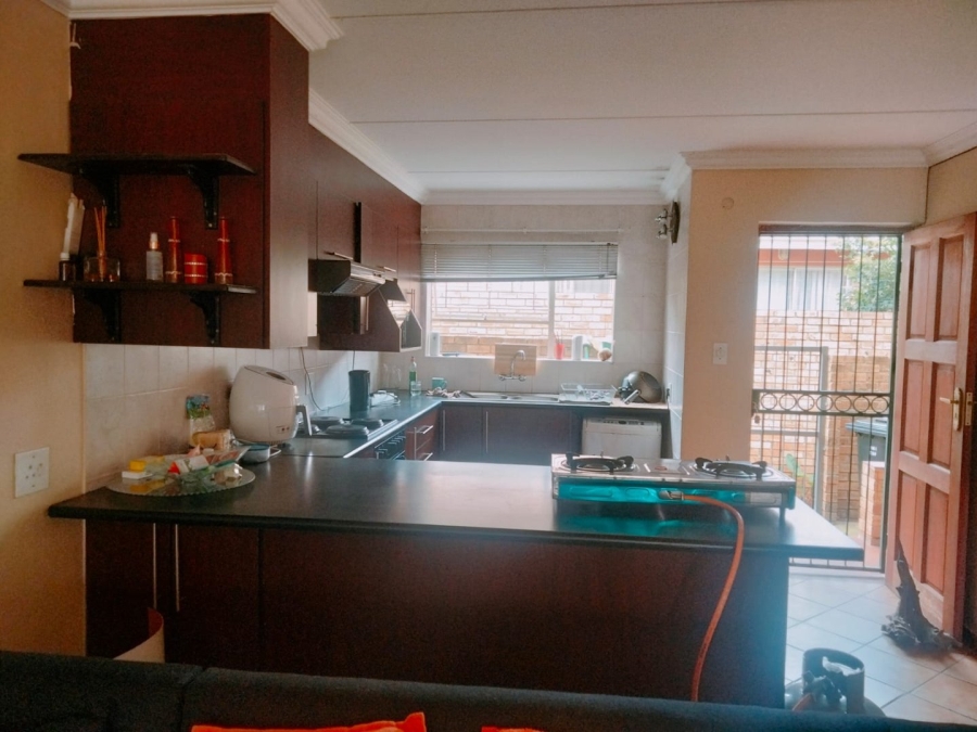 To Let 2 Bedroom Property for Rent in Helderkruin View Gauteng