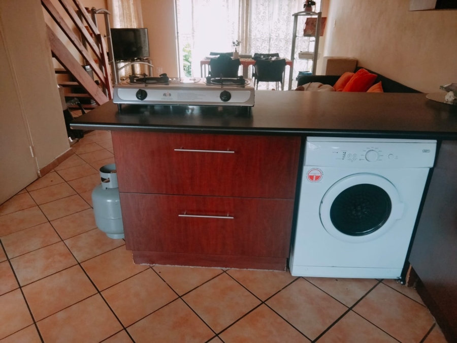 To Let 2 Bedroom Property for Rent in Helderkruin View Gauteng