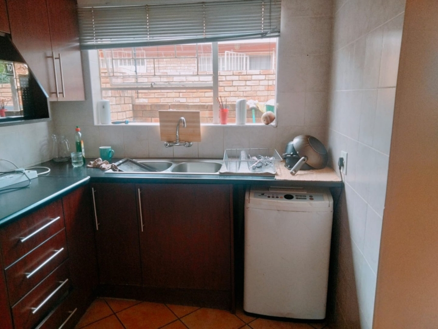 To Let 2 Bedroom Property for Rent in Helderkruin View Gauteng