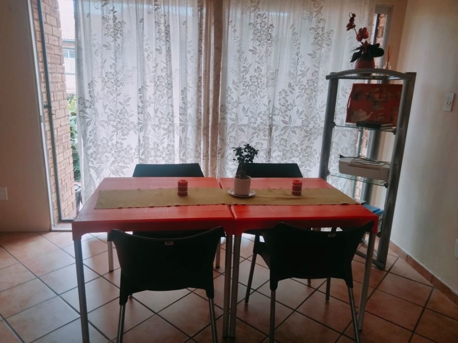 To Let 2 Bedroom Property for Rent in Helderkruin View Gauteng