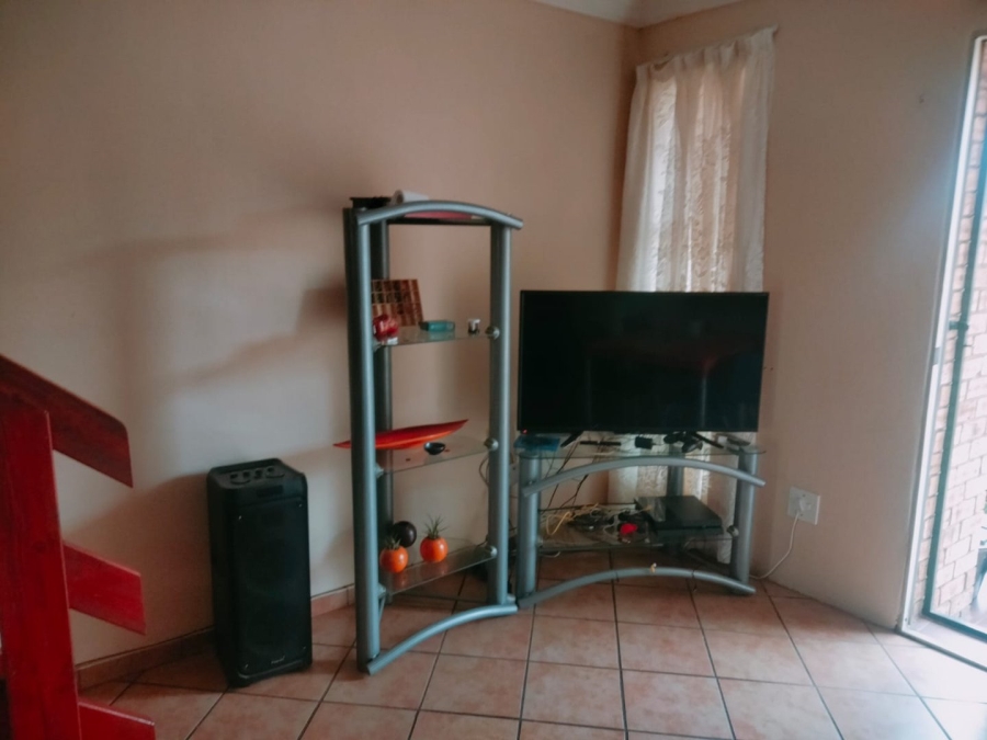 To Let 2 Bedroom Property for Rent in Helderkruin View Gauteng