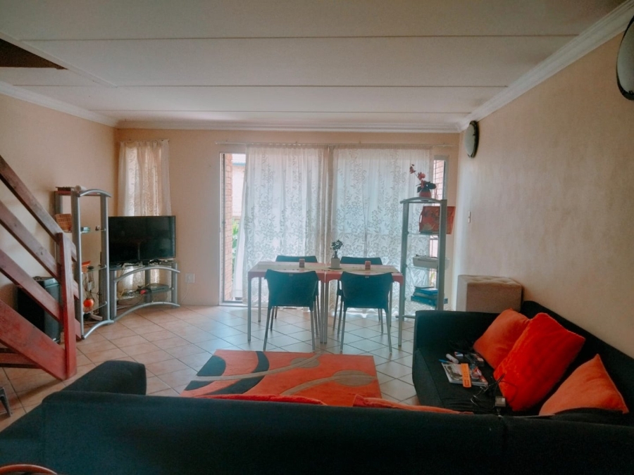 To Let 2 Bedroom Property for Rent in Helderkruin View Gauteng